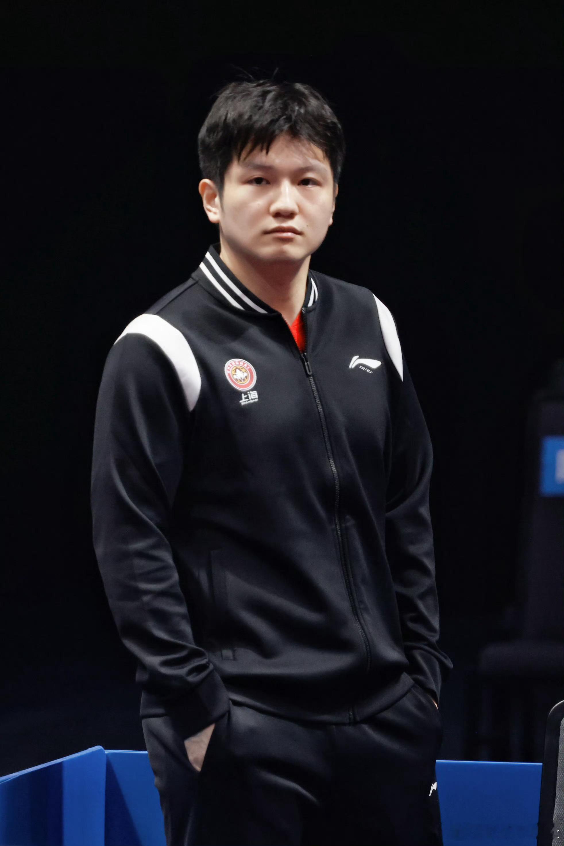 看到樊振东这组照片突然想到那句：“那年我双手插兜，不知道什么叫做对手！” 