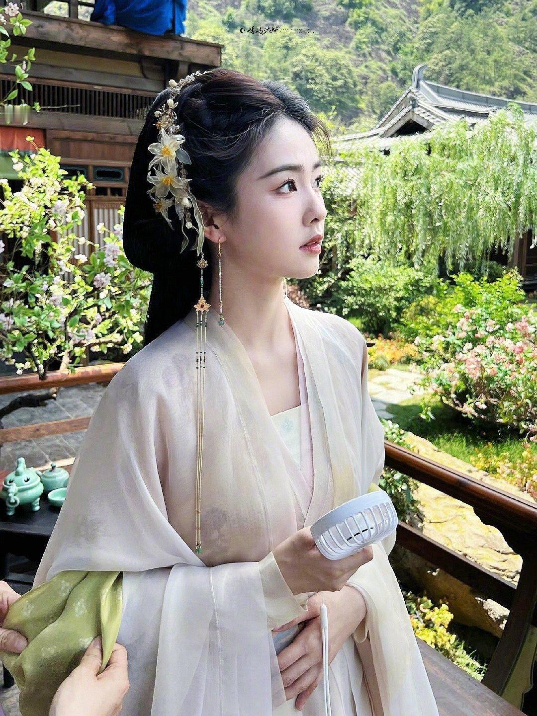 一些伟大的母神大人👸🏻白鹿 | 花如月白鹿临江仙 🦌白鹿花如月 ​​​