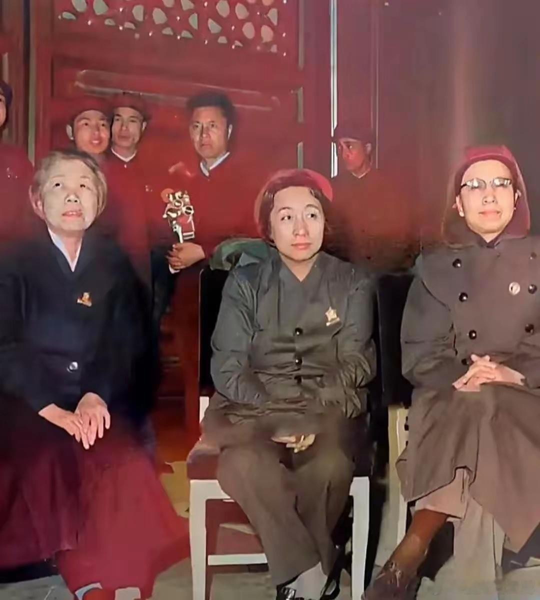 哎哟我去，这张照片绝了！六十年代天安门城楼上拍的，这可不是闹着玩的！ 这人物，这