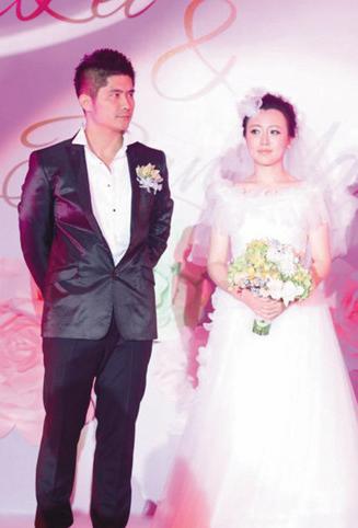 2012年，身价上亿的总裁石磊，送了一辆法拉利来追求潘长江之女潘阳。谁曾想，婚后