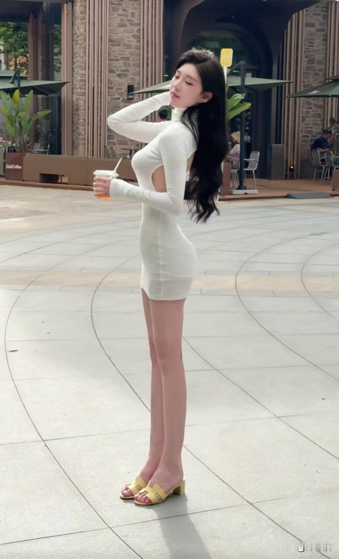 风里的白裙与甜橙香
 
初夏的阳光把广场晒得暖融融的，石板路上落着细碎的光斑。她