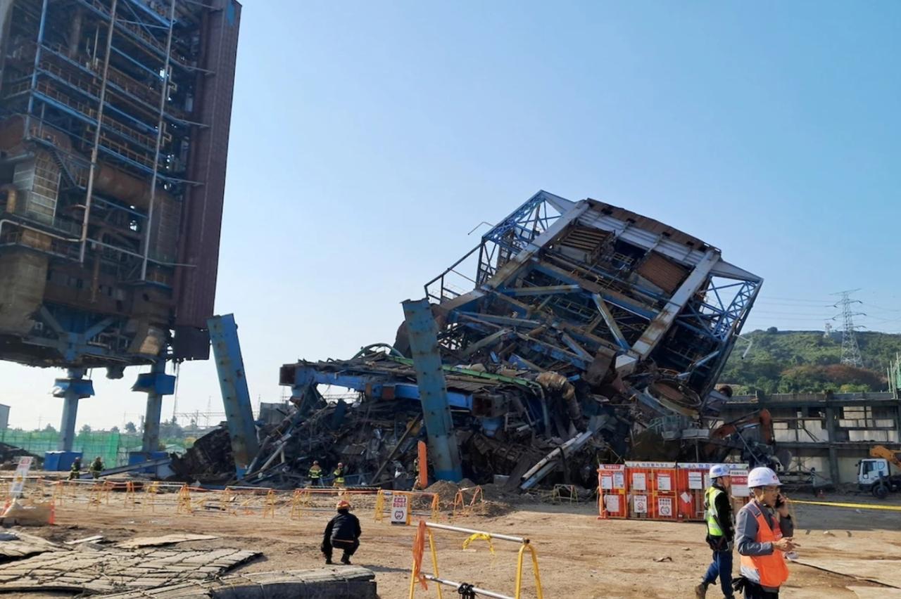 11月9日（路透社）——据媒体周日报道，韩国救援人员从一座发电站大型建筑坍塌后的