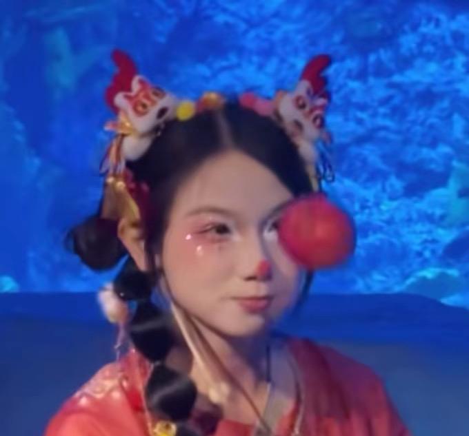 广州海洋馆惊现“卖货小妹”：小丑杂耍卖货，这波操作绝了！

在广州海洋馆的蓝色海