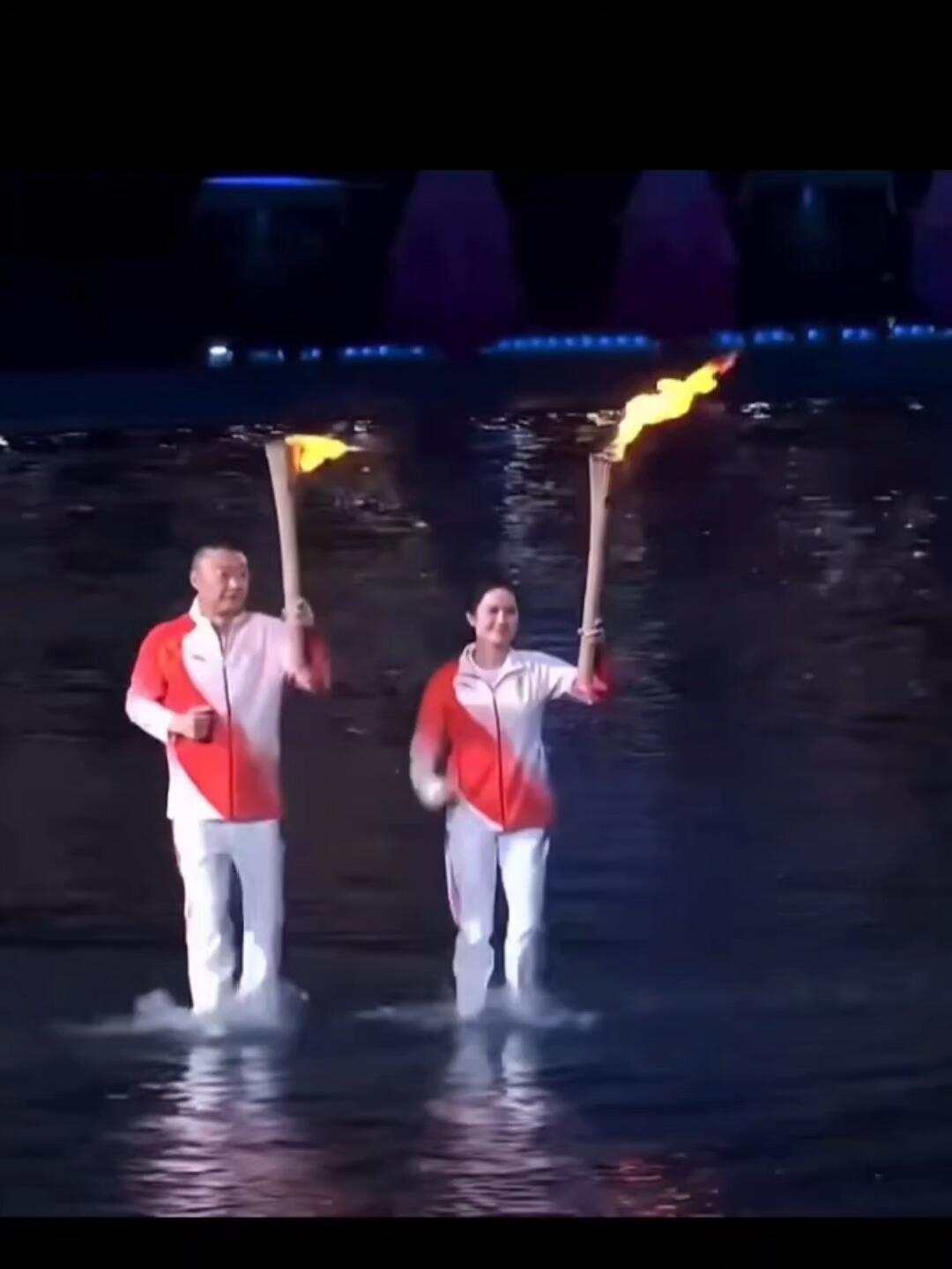 马琳果然也是火炬传递手，和陈若琳一起搭档，不得不说这俩还挺搭配！
有不错的成绩，