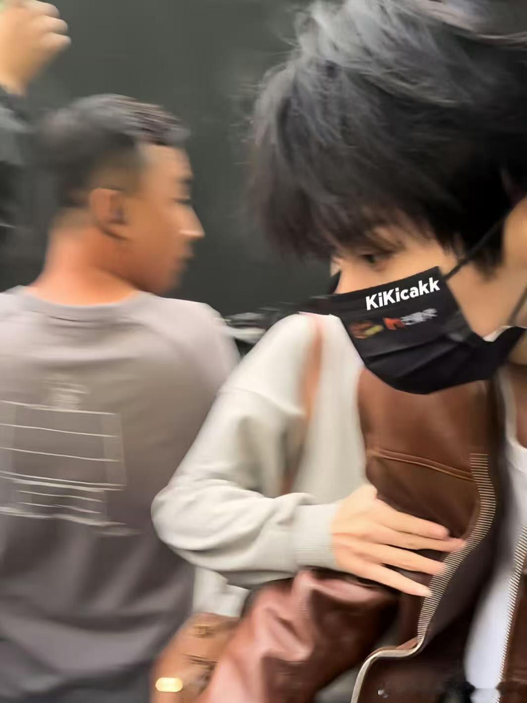 马嘉祺棕色皮衣造型 ​​​马嘉祺穿上皮衣这个帅气根本挡不住！太好看啦！ ​​​