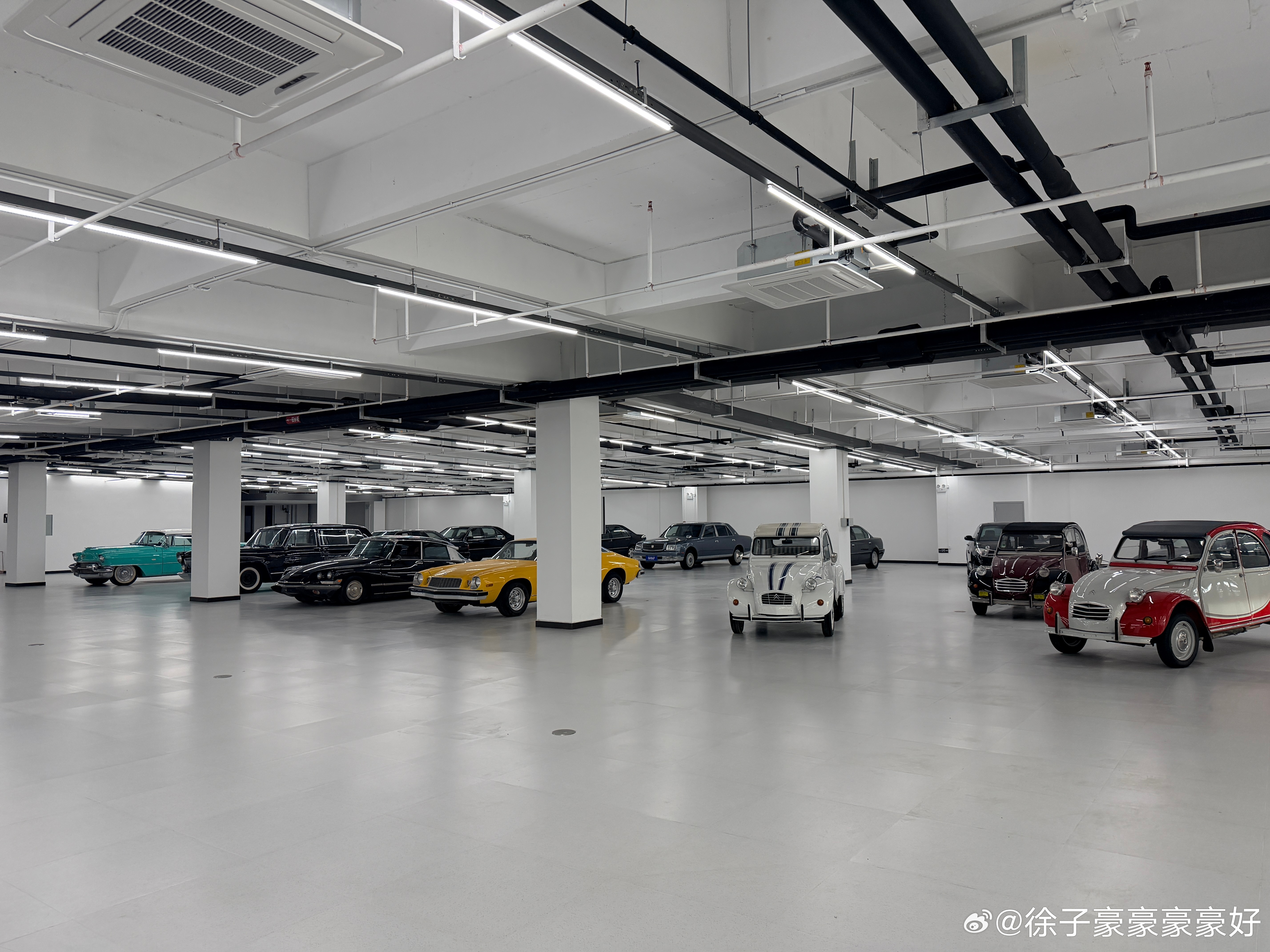 今天晚上车队老板带我们看他的车库，卧槽，我惊了……这都是玩完剩下的不玩了，然后也