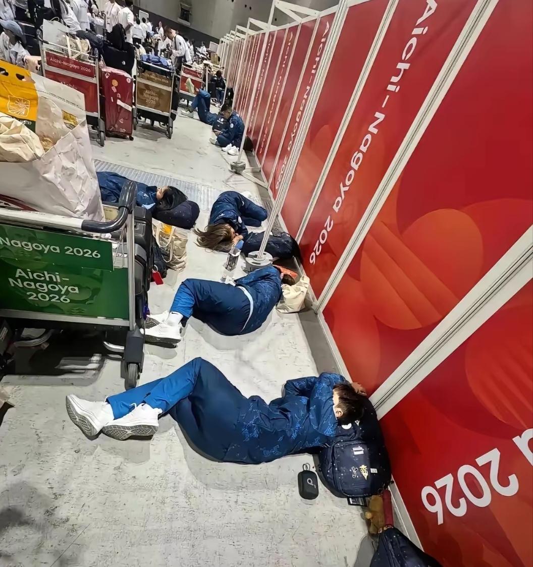 日本这次亚运
真是看人下菜碟
据称，很多运动员没有录入名单，都睡地板上，而且因为