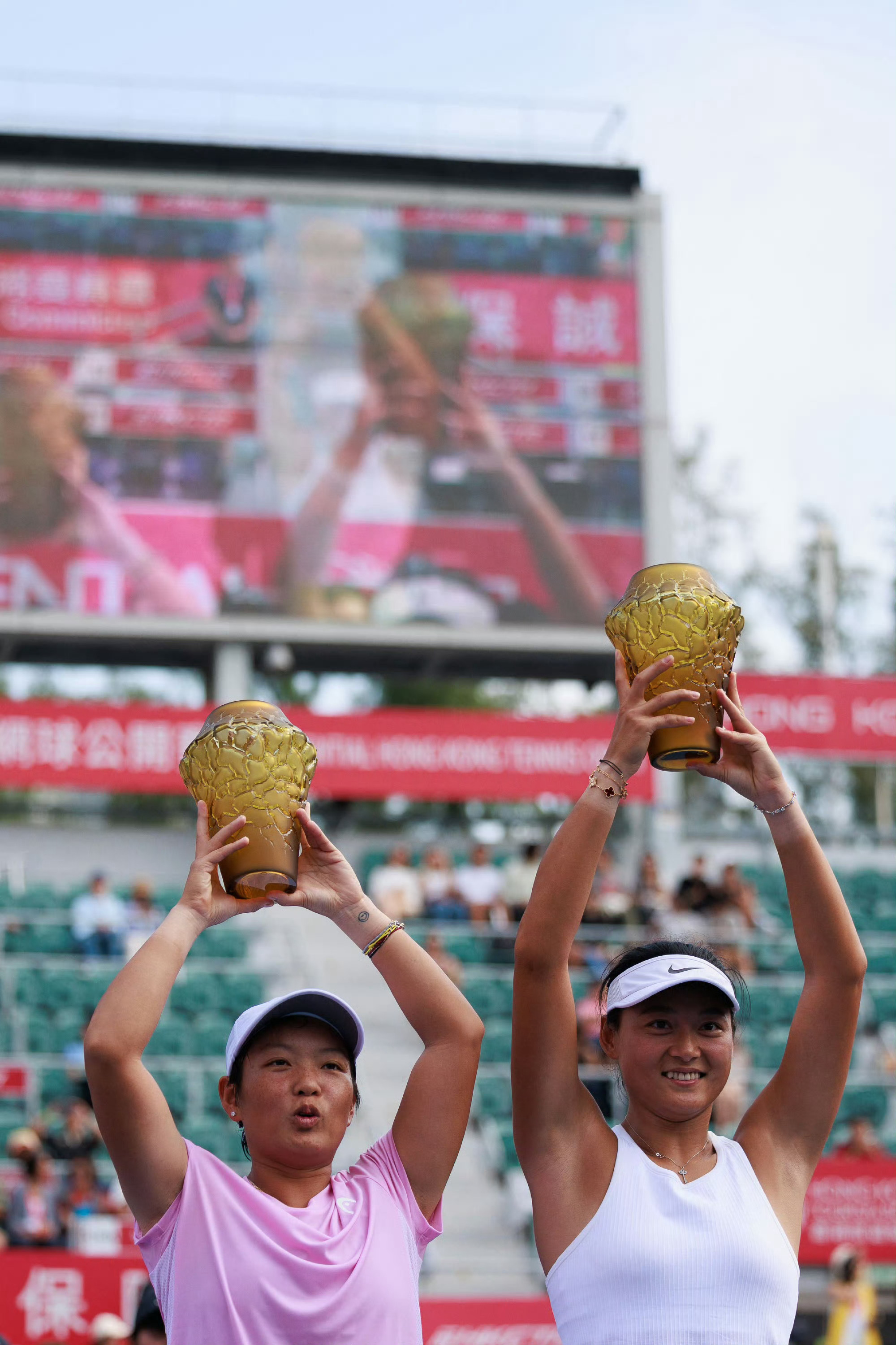 香港赛，蒋欣玗/王雅繁以6-4/6-2击败小堀桃子/普利普耶荷。这是蒋欣玗生涯女