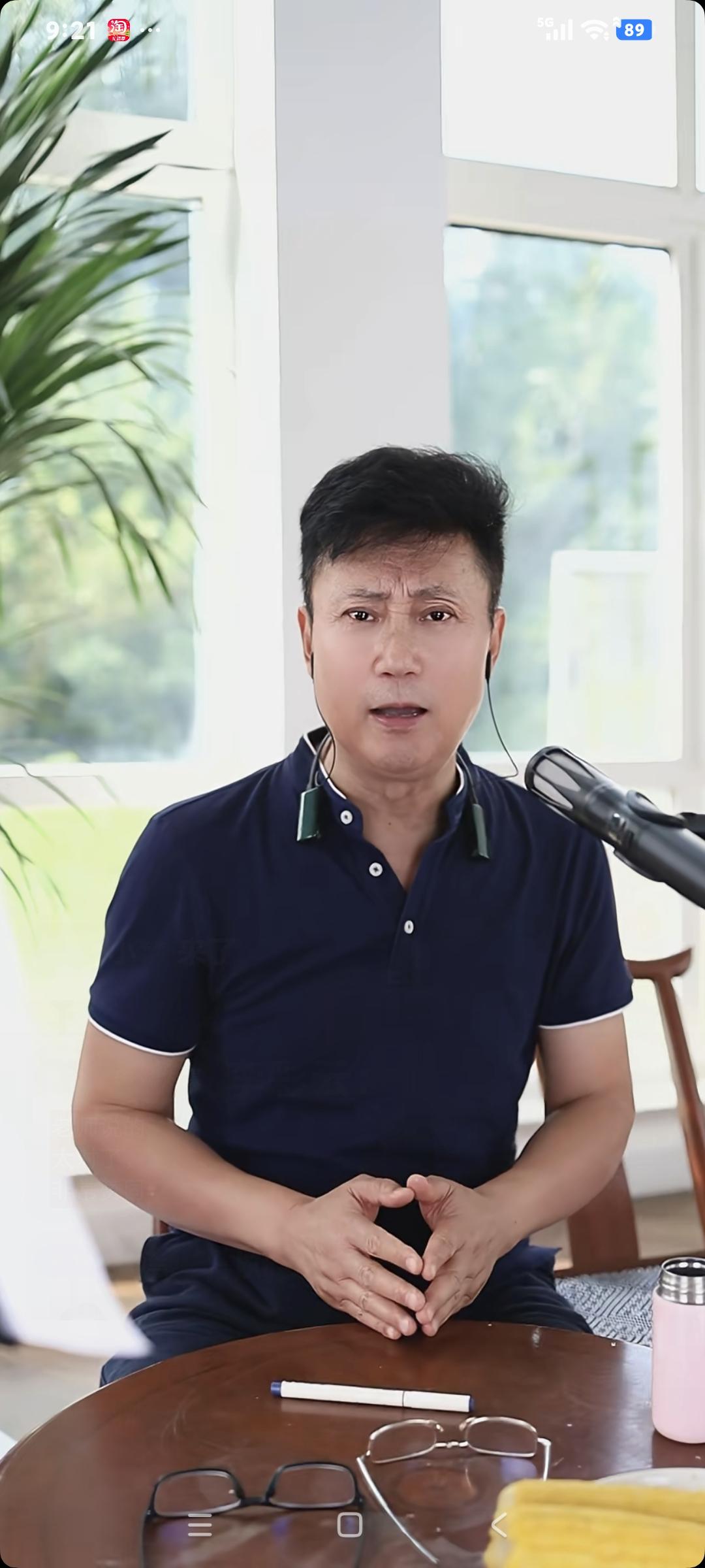 耿为华聊天说:“回想起来，这一路我一直当绿叶了，幸运的是我这绿叶还一直绿呢"
粉