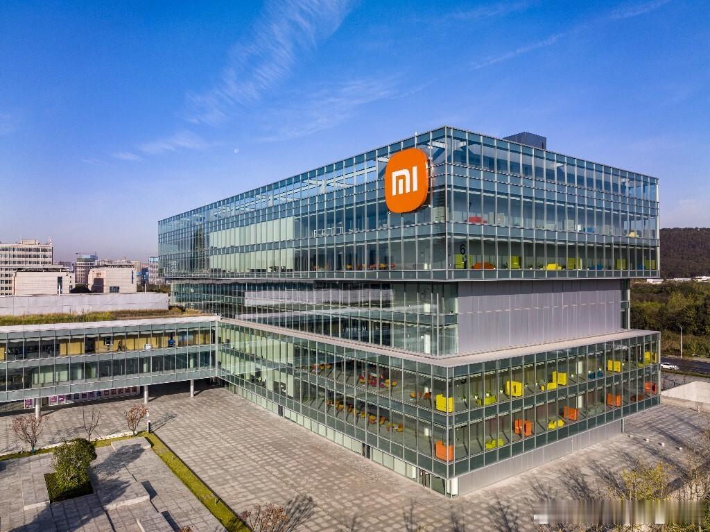 今天，据媒体报道，小米汽车明年初步计划将会推出4款新车，其中两款是改款车，分别为