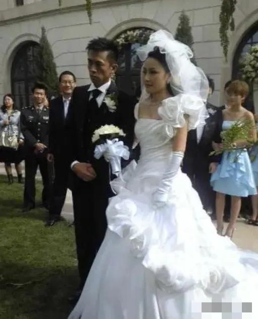 2009年，38岁的王学兵娶了31岁的美女孙宁，结婚时，孙宁又买房又办婚宴，结果