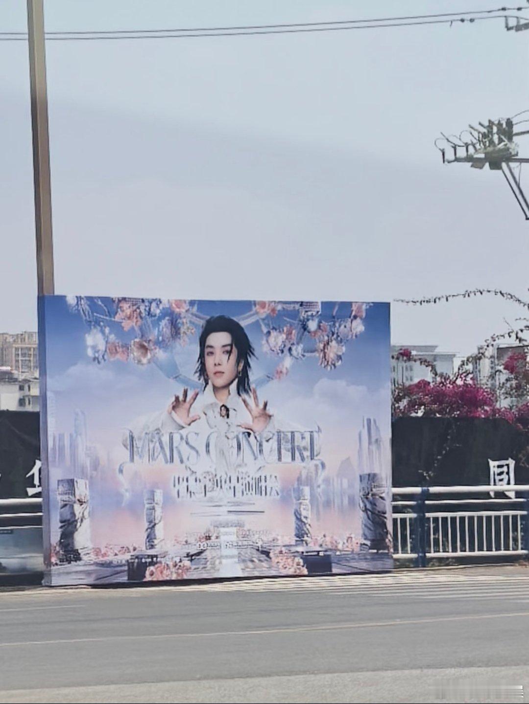 华晨宇演唱会为何落地抚仙湖华晨宇演唱会选址抚仙湖的原因明明是受邀落地抚仙湖精心筹