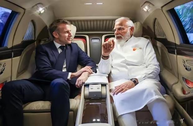 马克龙夫妇抵达印度孟买，开启上任以来第四次访印，行程主打一个务实又热闹。他和莫迪