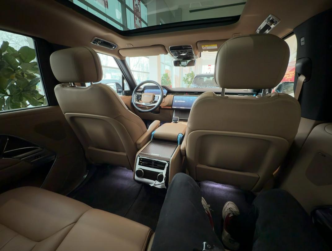 其实路虎揽胜最好卖得就是长轴版本，今天我们看到的是2026款路虎揽胜3.0 SE