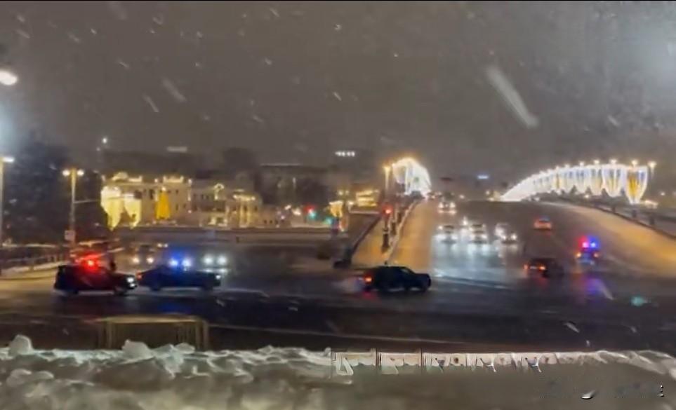 俄罗斯总统普京与美国总统特使维特科夫为代表的美方会谈已经结束，会谈持续了3.5小