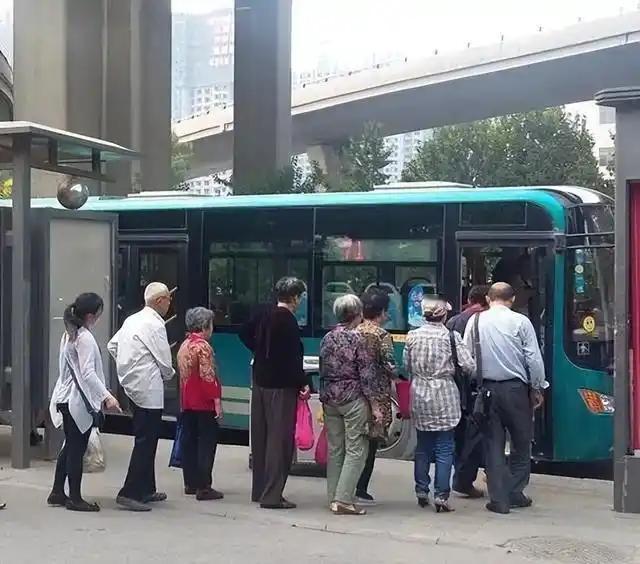目前北京60岁以上老人可以凭北京通-养老助残卡免费乘公交。

平时坐公交，满眼都