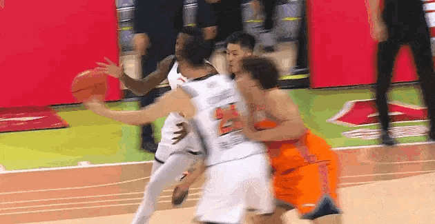 萨姆纳好惨，伤完腿又伤手，真的不容易。上海男篮vs广东男篮cba俱乐部杯赛广东宏