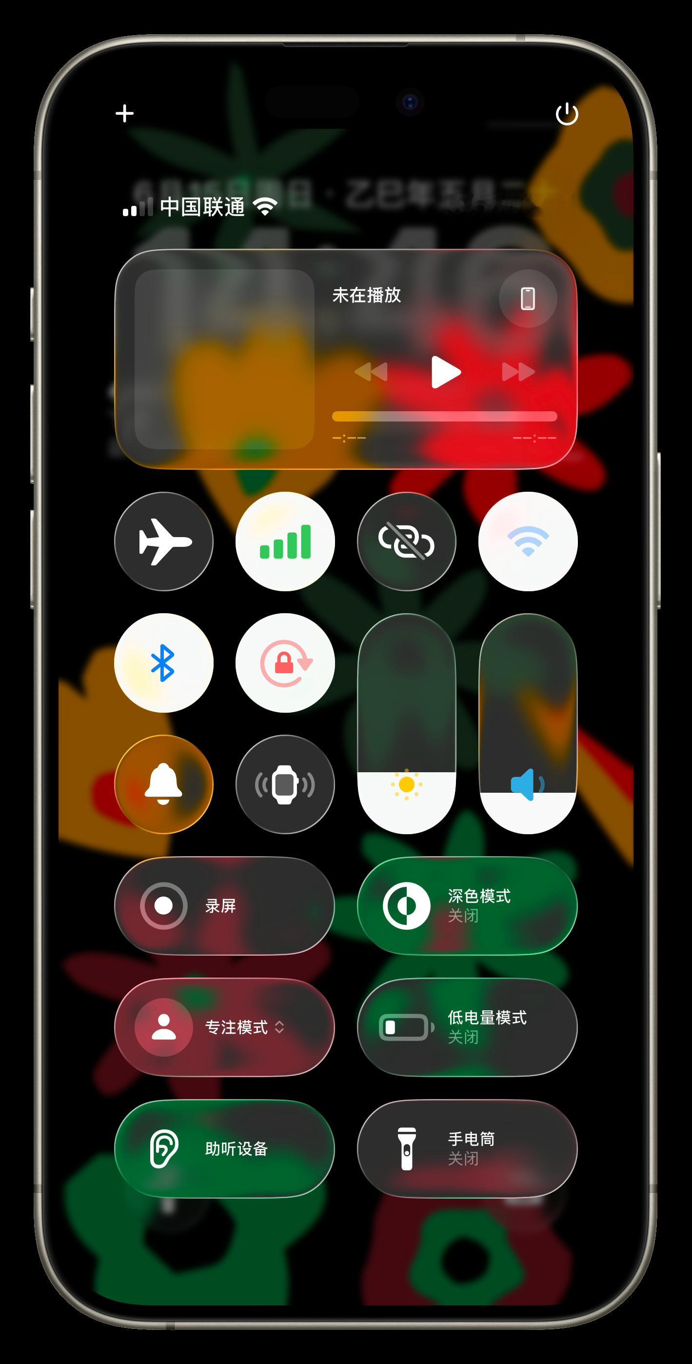 还是冲iOS26公测版的朋友好，第一个公测版的液态玻璃就这么糊，不会纠结现在的液