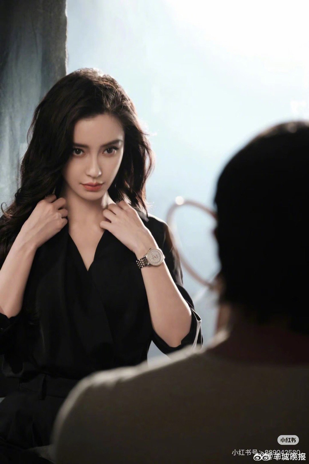 【分享内娱女星西装照大盘点】有人将西装穿出锋芒，肩线挺拔、步履从容，眉眼间藏着不