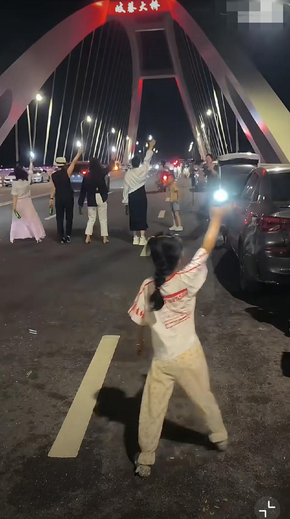 陕西宝鸡这座网红桥也太离谱了！
马路上拍视频，随意乱停车，露营桌都摆上了，这也太