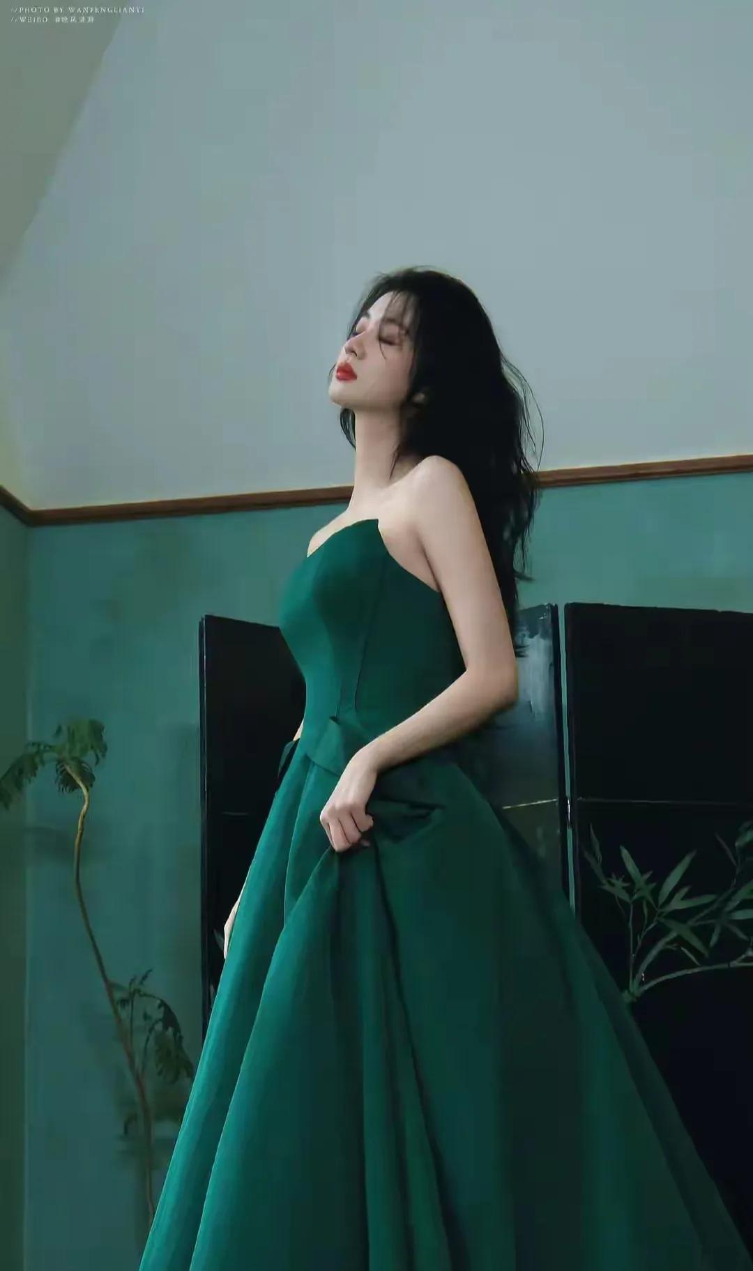王楚然墨绿抹胸礼裙氛围感拉满✨缎面质感高级醇厚，蓬松黑发搭配利落肩颈线条，复古贵