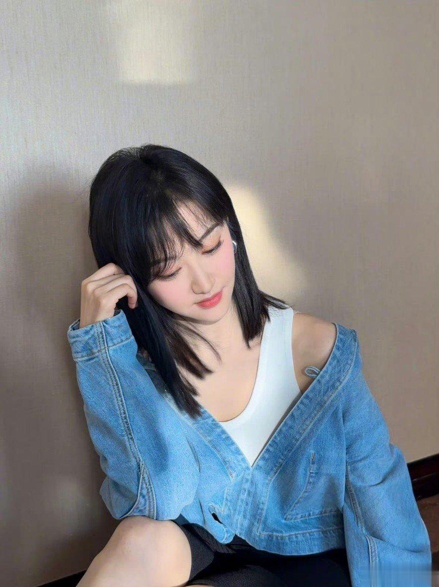 #景甜今天不是脏脏包了# 景甜说今天不是脏脏包了，是牛仔小清新风，咱就是说美女真
