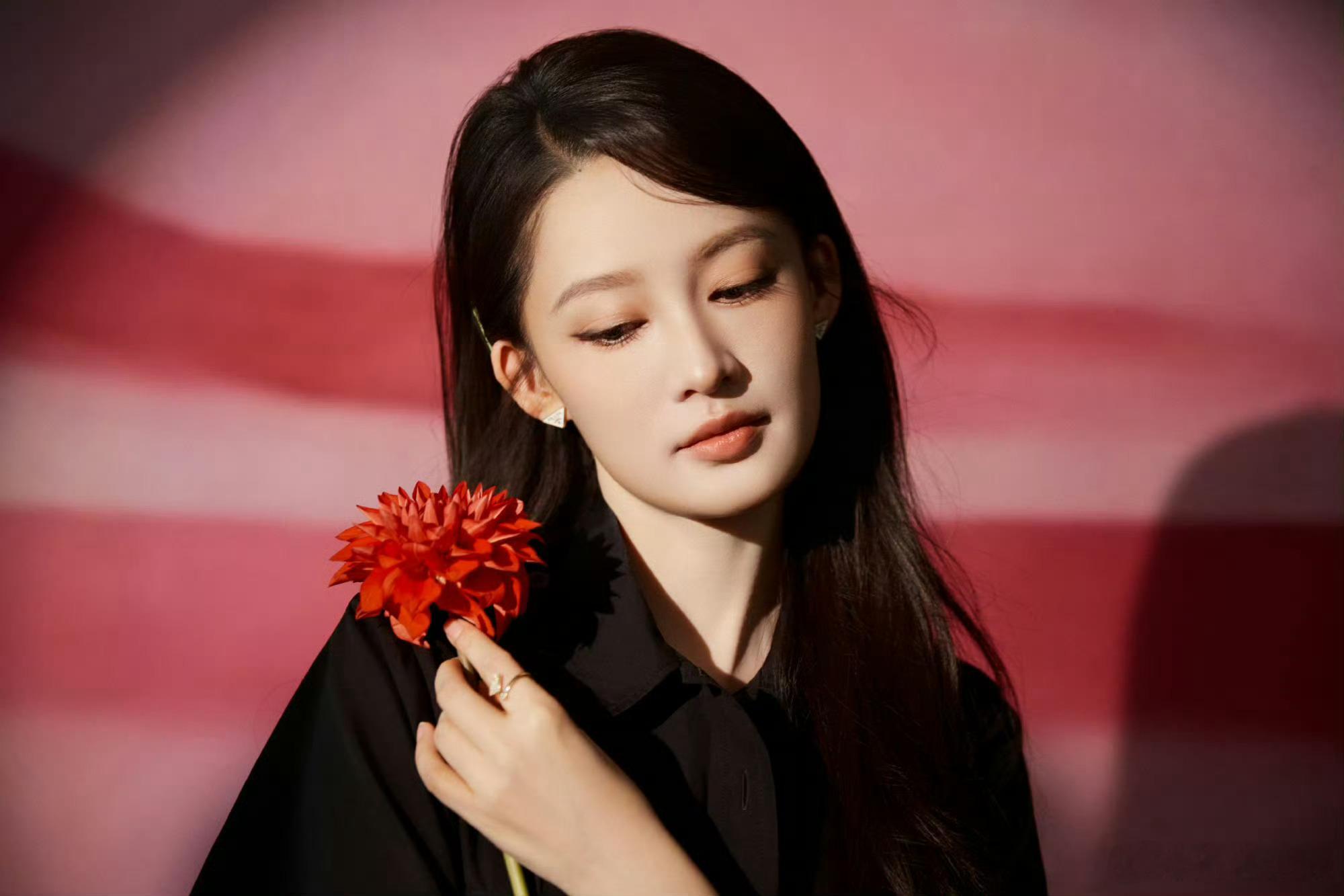 李沁陈昊宇prada活动 李沁这状态太能打了！亮相Prada活动气质卓然，眉眼间