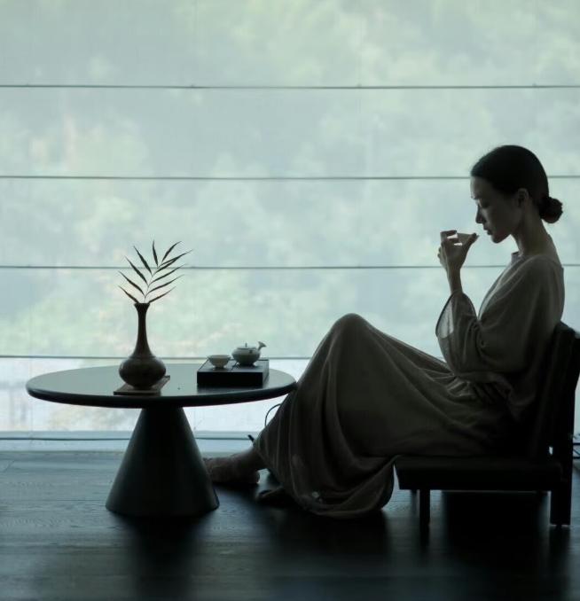 一位社会学家说：

“婚前，大部分女孩子生活的真实状况是，在城市的某个角落住着出