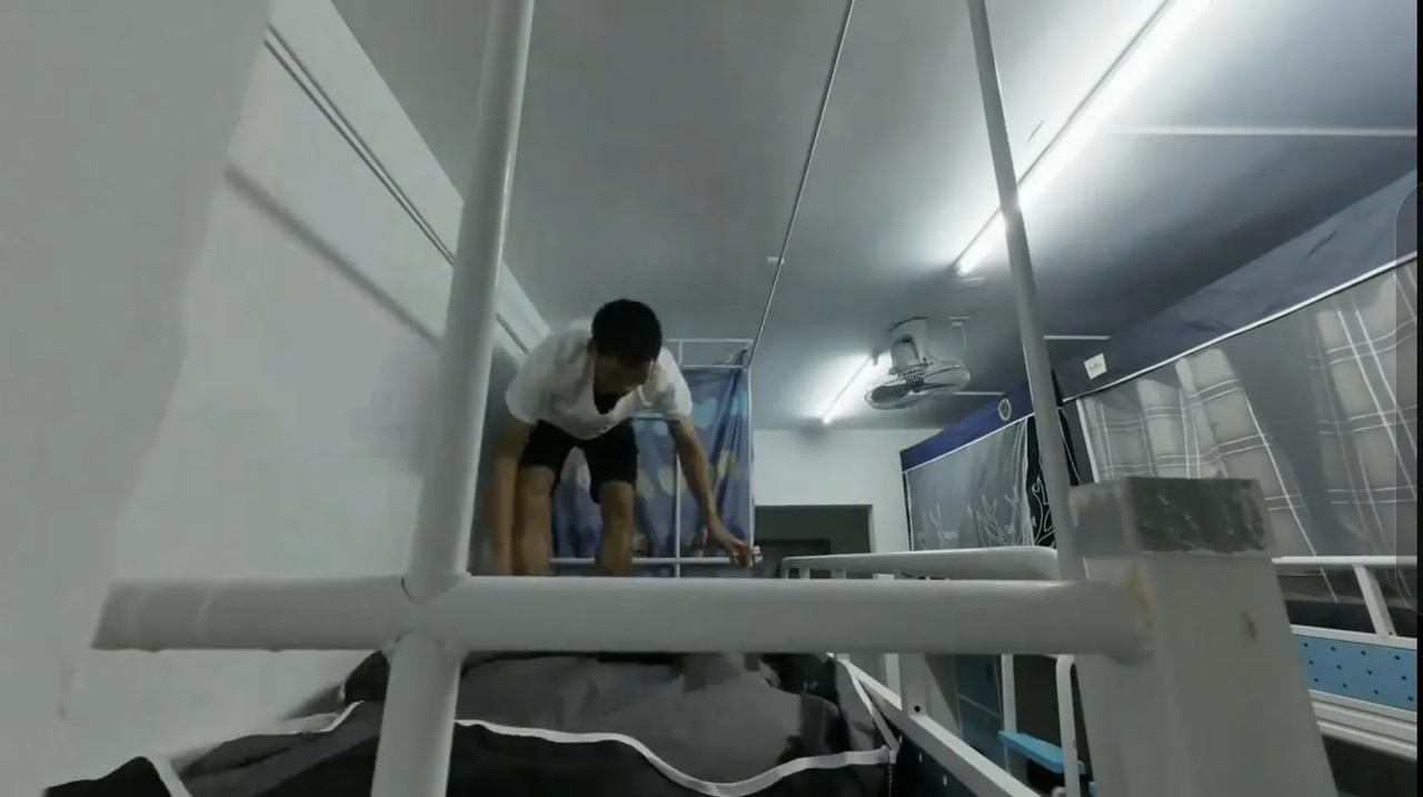 唐尚珺随便发了个视频，可能给自己带来更多的收益。
刚刚，唐尚珺发了一个宿舍安装床