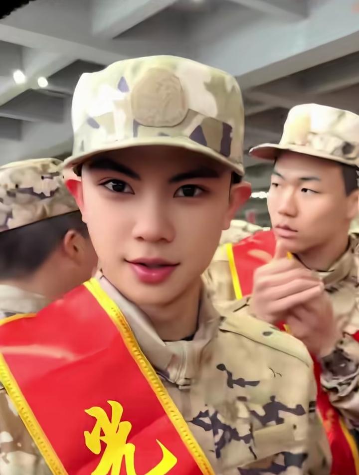 湖南新兵入伍现场，
直接被这位新兵帅到失语！
像是从画里走出来的少年郎，
他浓眉