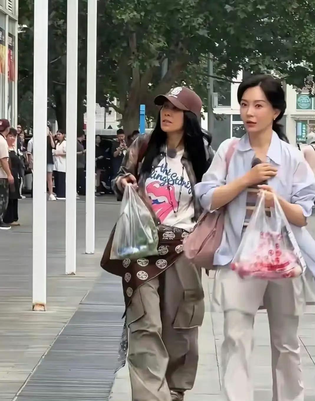 女人还是得看“脸”，
穿啥没用……
她俩不知道被偷拍了吧，
笑死了原来女明星逛街