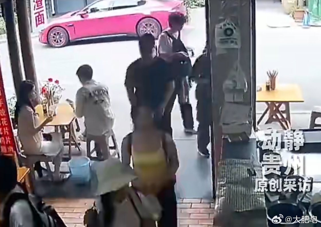 女顾客刚坐下店里瞬间坐满 难道就我注意到了吗？小姐姐和她的男性朋友是开着小米SU