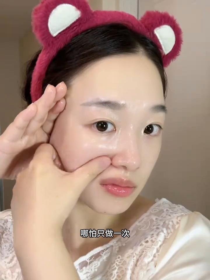 顽固法令纹练这里！
如果你出现了鼻基底凹陷，还伴随着苹果肌下垂，不要光想着淡纹，