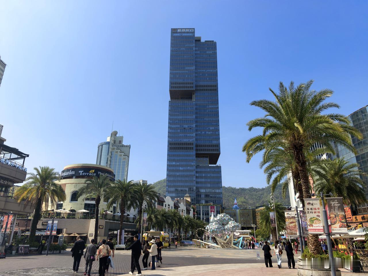 节假日的景区保洁员可能是最忙的。往往是，有游客前脚刚走，身后就留下了饮料瓶、包装