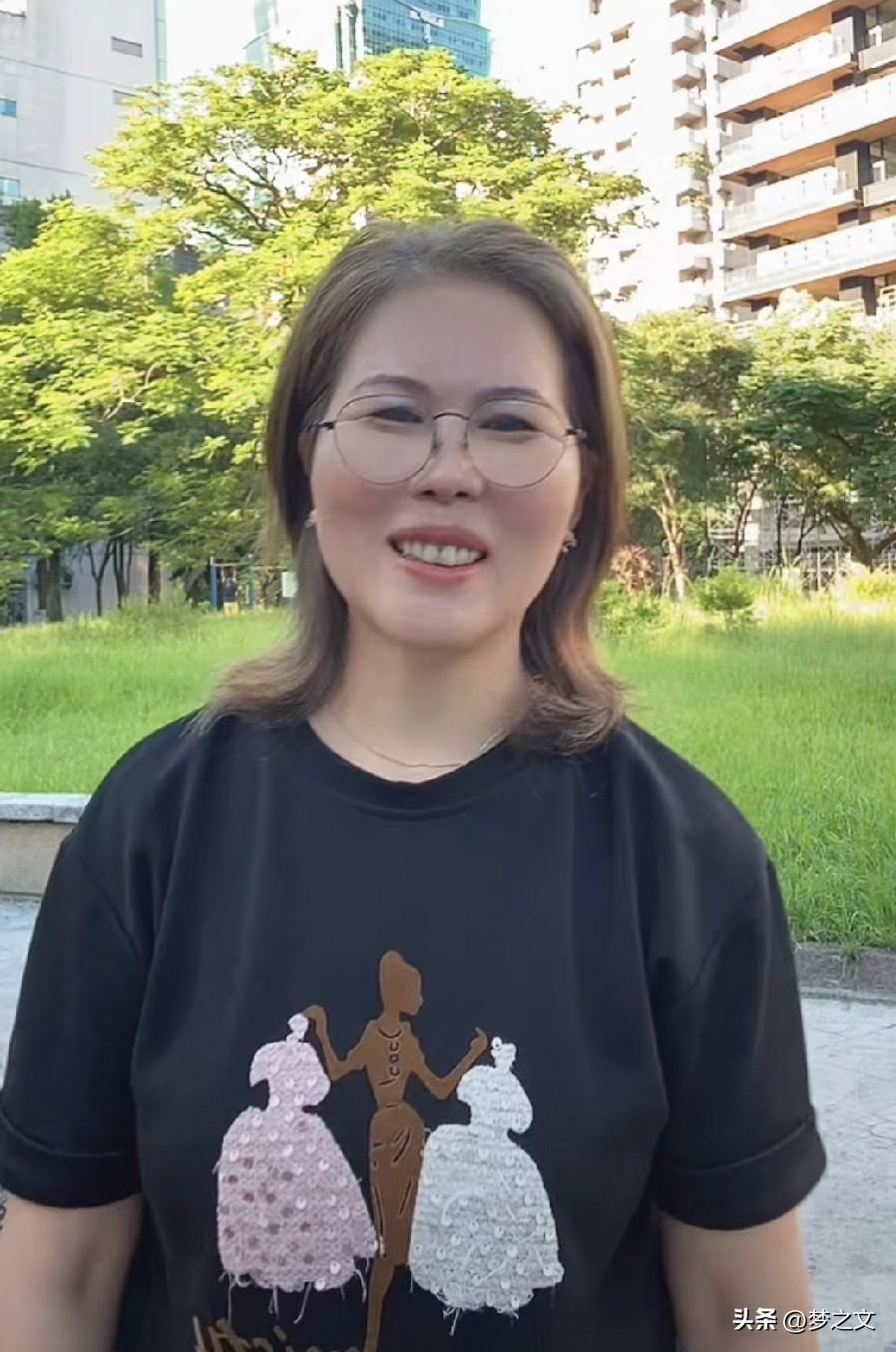 每天的早晨小杨阿姨都来到公园直播一会，孩子们都出去玩了，他在家闲着我是闲着，不如