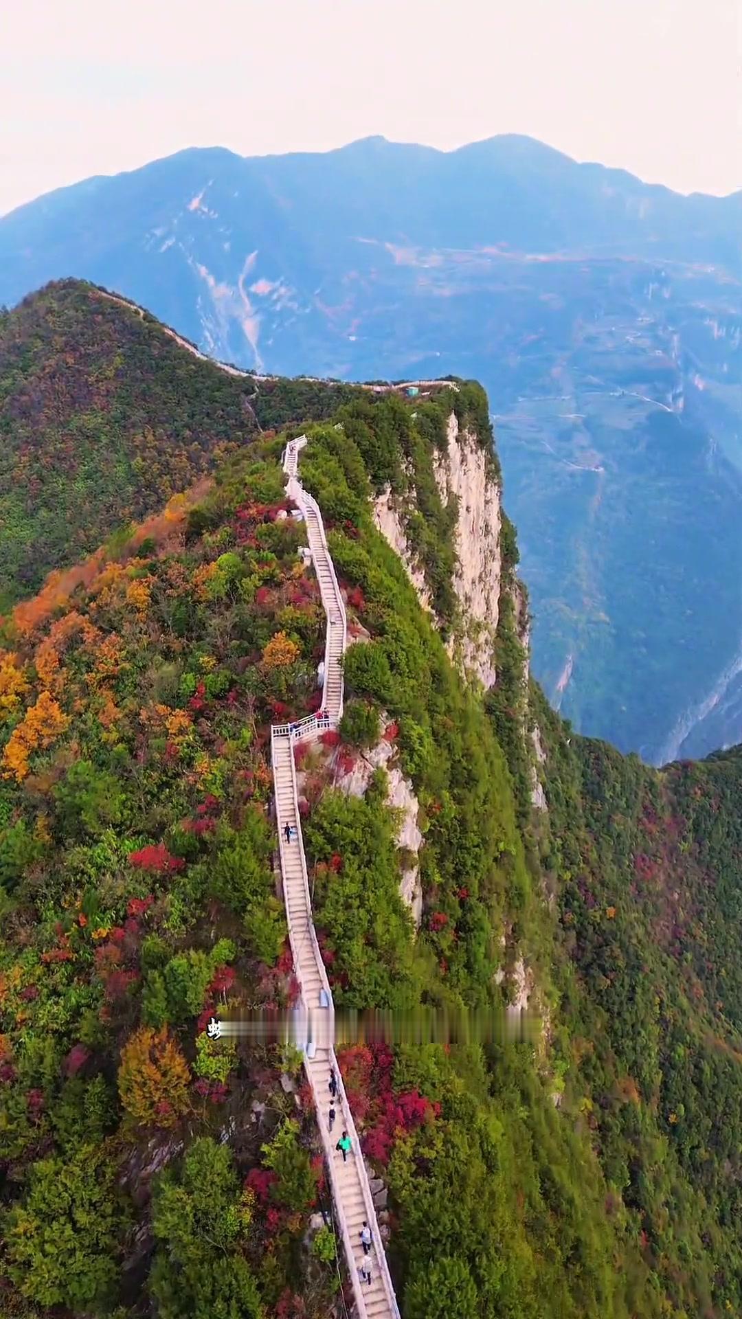 🌟三峡龙脊，一般人最好别去！🌄介绍：
这是一条蜿蜒于大山顶上的登山小路，全长