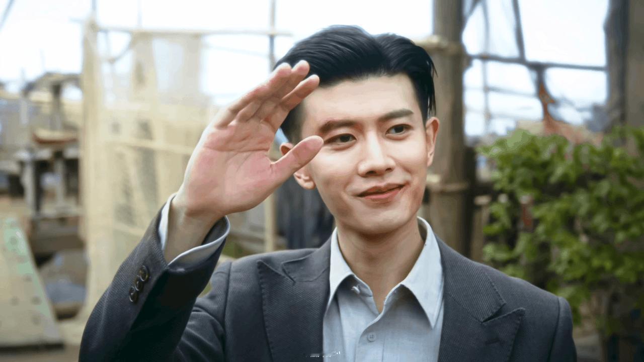 电视剧风与潮[超话] 
濠江风起，孤岛潮涌。任嘉伦饰演的何贤，于1942年澳门的
