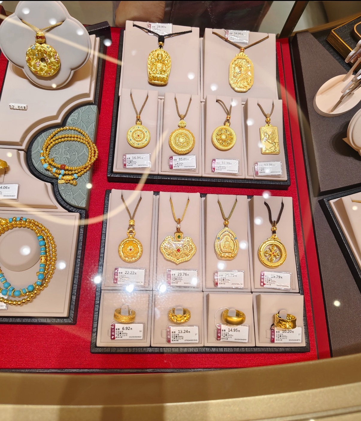 金价下跌金店忙疯了都说买涨不买跌，可金价一回落，不少人就忍不住冲进去入手。结果金