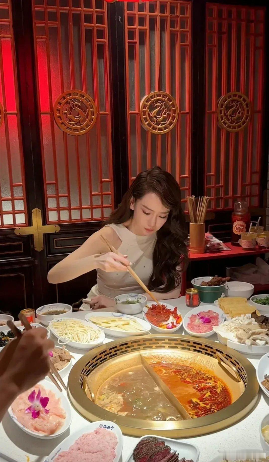 戚薇在国外走秀也不忘吃麻辣火锅，但穿白衣吃红锅是真狠人啊～[允悲] ​​​