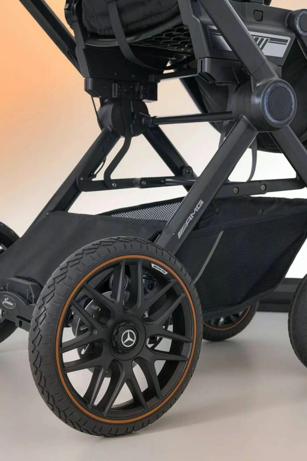 梅赛德斯-奔驰近期与德国高端童车制造商 Hartan 联手推出了四款婴儿推车，分