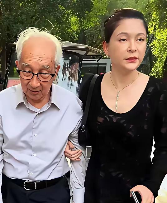 从表情上看，
都很疲惫，
很无奈，
很茫然。
