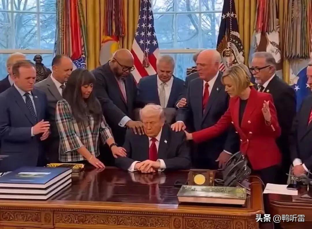 牧师大战伊玛目？特朗普真会来事，他召集美国有头有脸的牧师到白宫为他和美国在中东参