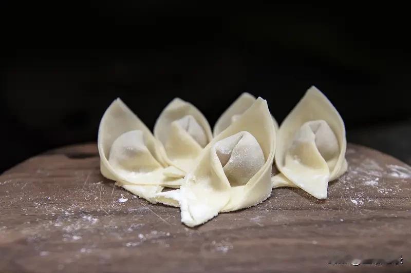 晚饭
下了一小袋馄饨
往锅里放了一些紫菜
还放了切好的番茄块儿
勾了一点玉米粉芡