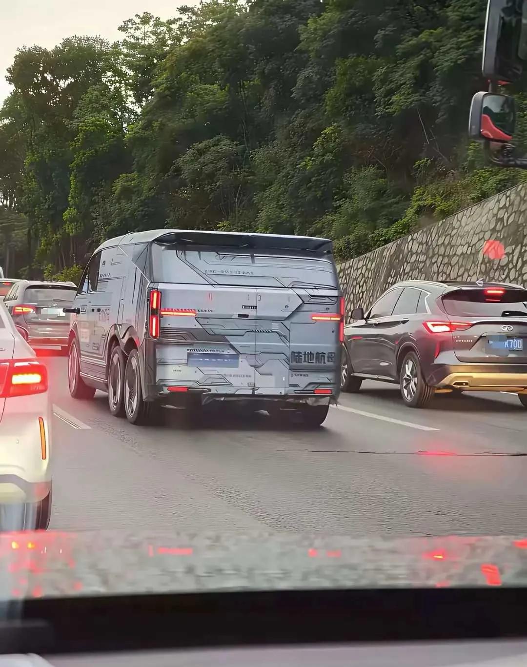 网友：路上见到真车了，你们觉得怎么样？