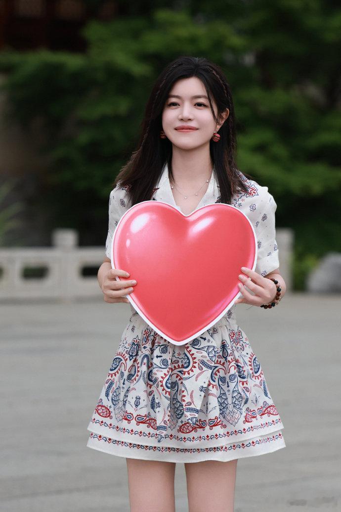 陈妍希一晚上亮相两档芒果综艺 陈妍希也听了《雪崩》啊啊啊陈妍希昨晚去了歌手现场，