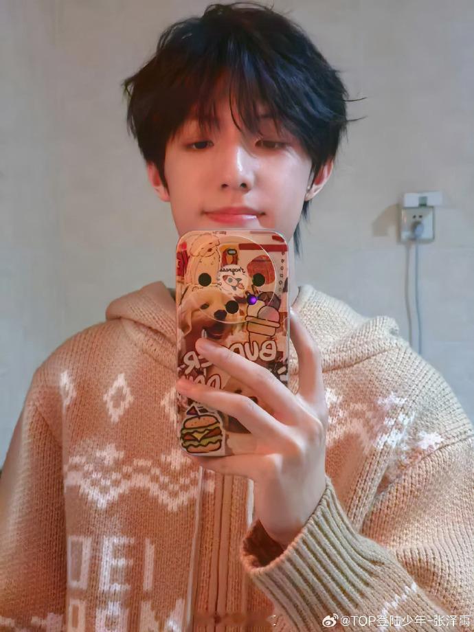 张泽禹 对镜拍  张泽禹的对镜拍真的很值得一看呀，顺毛对镜自拍塑造出的乖巧小奶狗