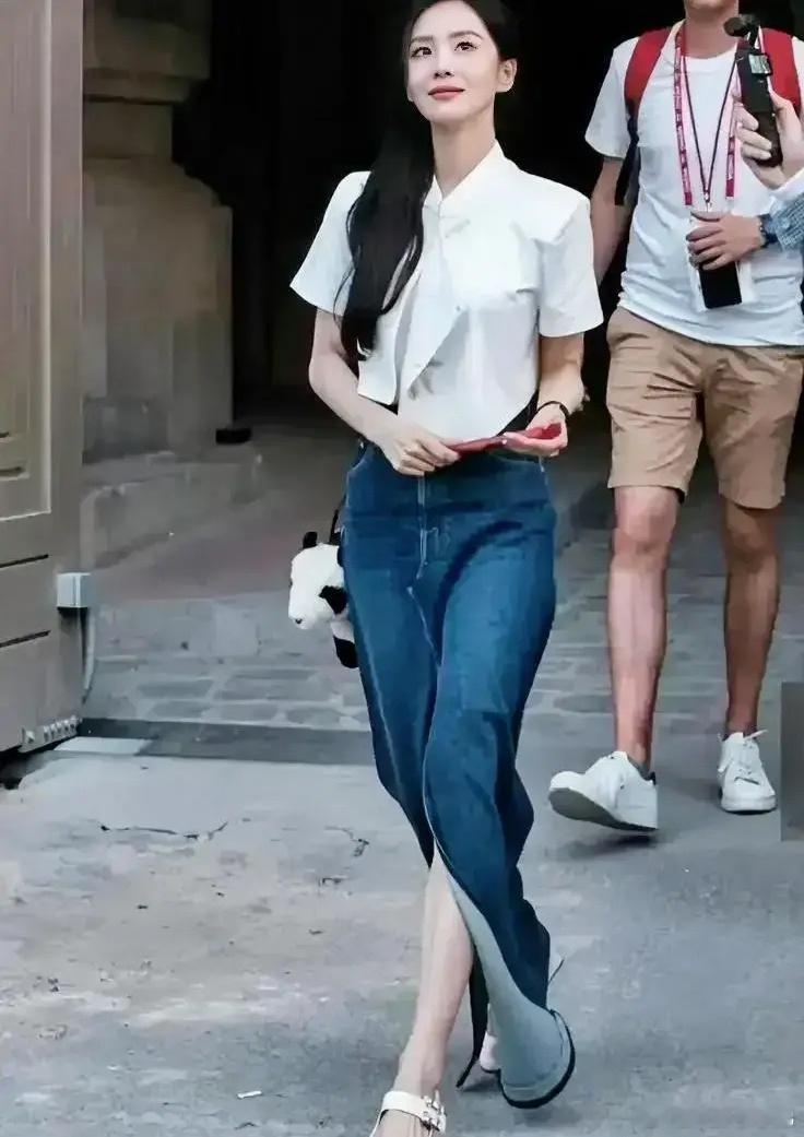 ✨哇塞！全新妆造简直惊艳了所有人。她白得简直要闪瞎眼啦，哈哈。😎一直以来呢，大