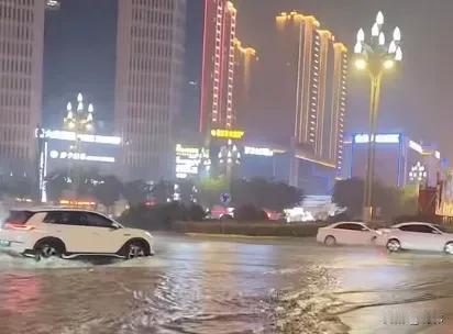大雨刷屏，高新又开启“看海”模式~

昨天宝鸡这场大雨，又把人看懵了！电闪雷鸣、