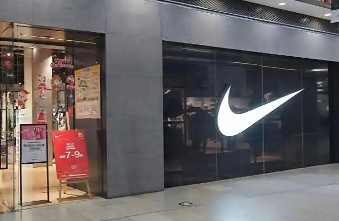 [月亮]关店43%、市值暴跌至89亿港元！耐克收回线上授权，老牌渠道滔搏陷入发展