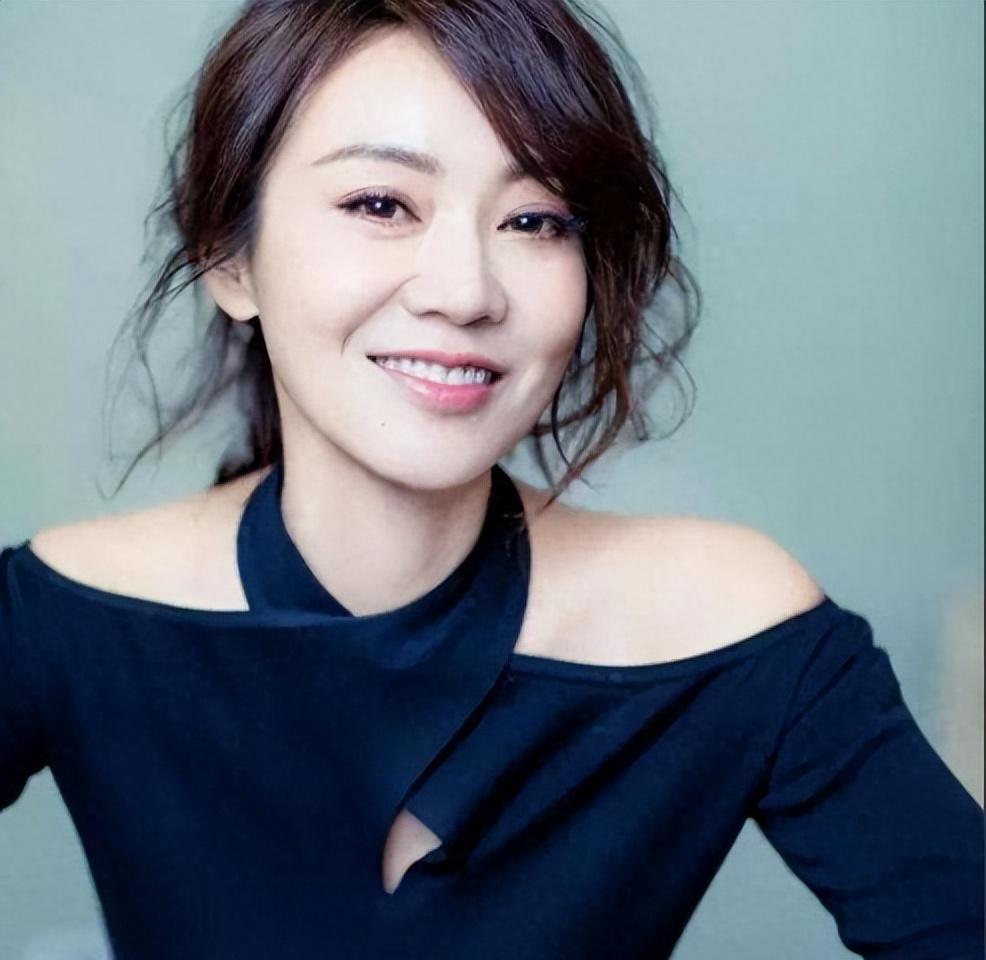 2004年，闫妮的丈夫邹伟提出离婚，闫妮不肯离，她觉得孩子还小，邹伟说：“20w